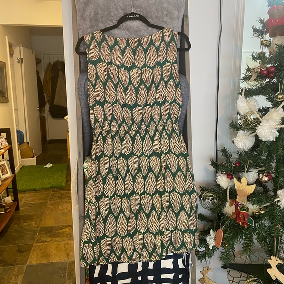 Hide & Seek - Green Leaf Sleeveless Dress - Picture 2 of 7